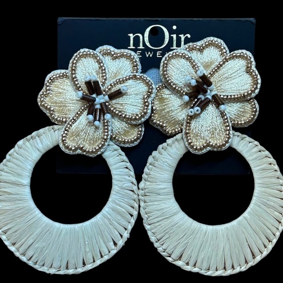 Noir Cream Flower Earrings - Picture 4 of 9